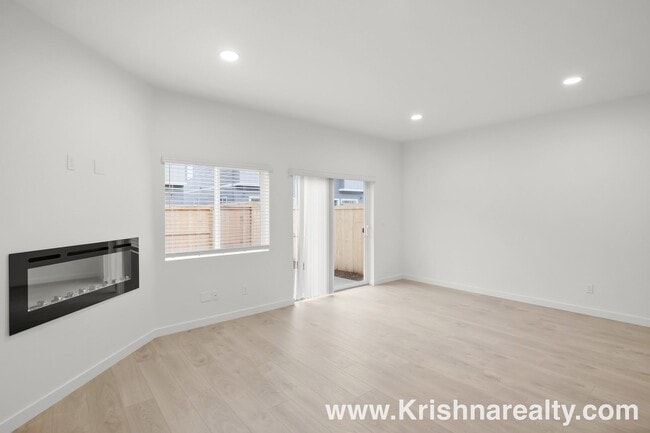 Building Photo - Beautiful 2021 Modern Build | 3 Bed | 2.5 Bath | Stylish Townhome in Laurel Woods