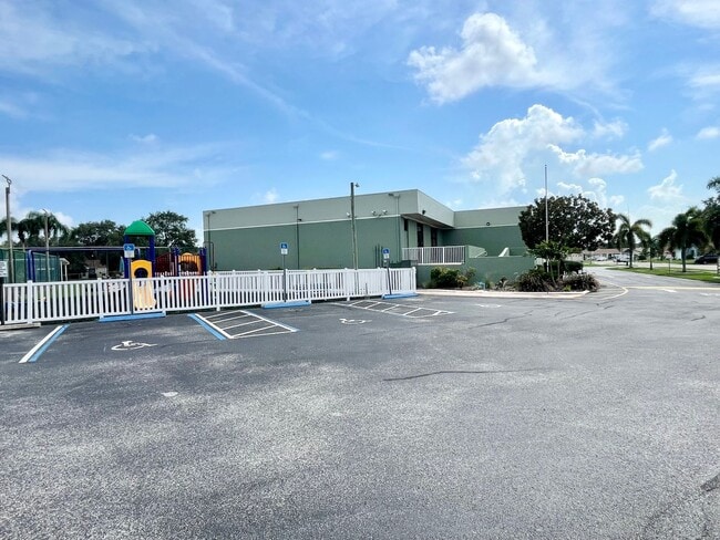 Building Photo - Two bedroom and two bathroom house with ac...