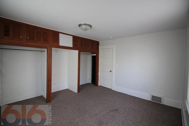 Building Photo - 243 Valley Ave NW