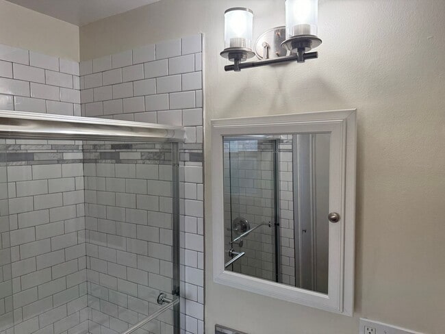 Building Photo - 2 Bed 1 Bath House in Oakland