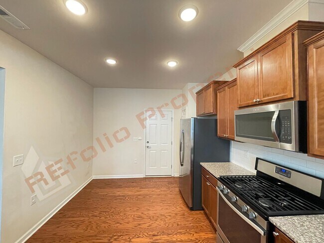 Building Photo - Beautiful 3 Bedroom, 2.5 Bathroom Townhome...