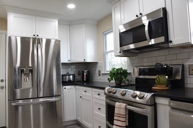 Building Photo - 2346 Pine St