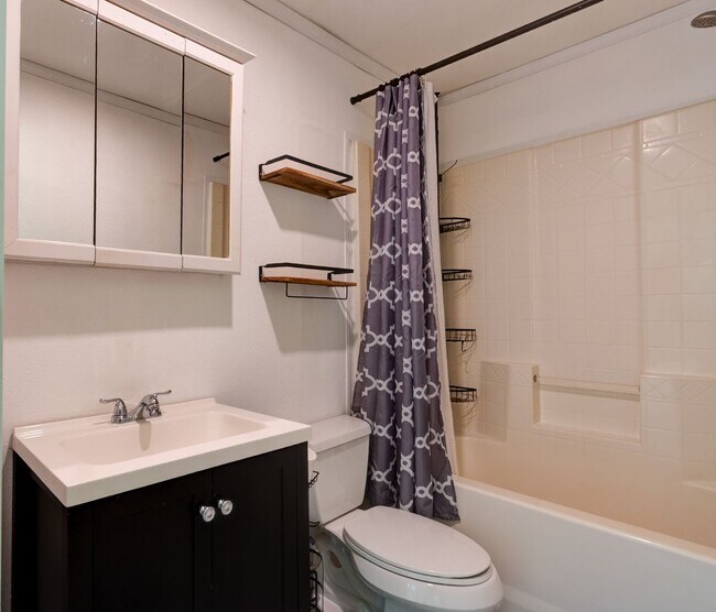 Building Photo - 3 Bed 2 Bath on West Beach