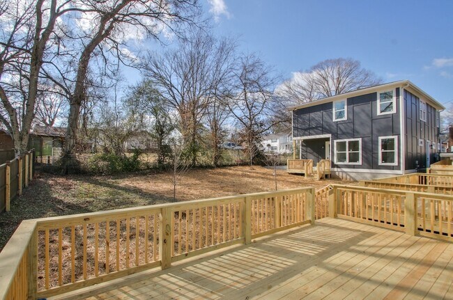 Building Photo - 904 Burchwood Ave