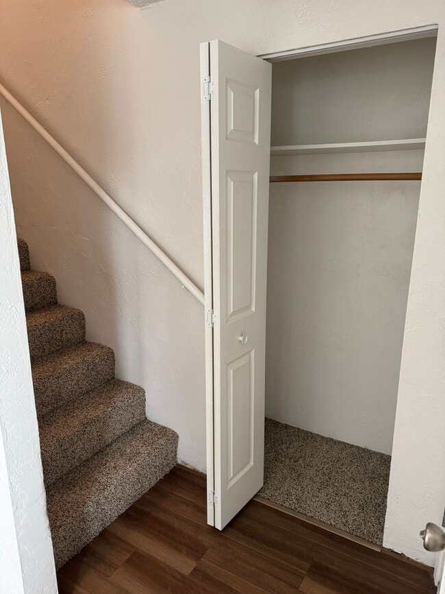 Building Photo - 2 bed 1 1/2 bath duplex in Springfield!