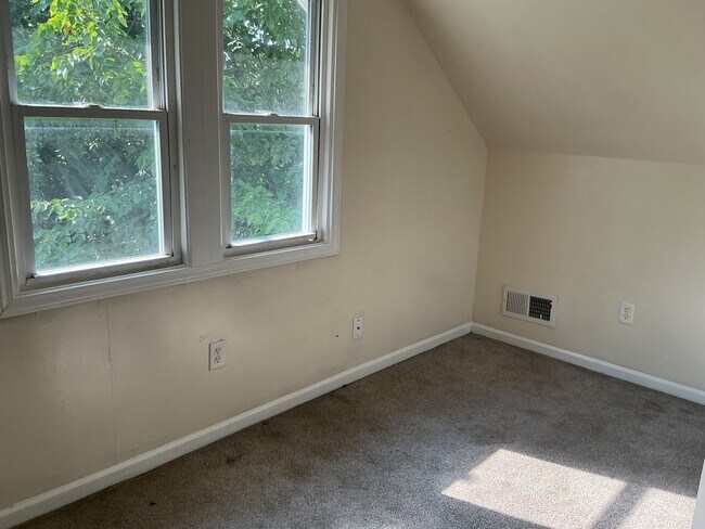 Building Photo - 3 Bedroom Single Family Home