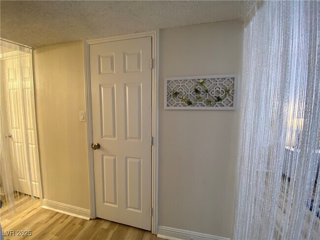 Building Photo - 1515 E Reno Ave