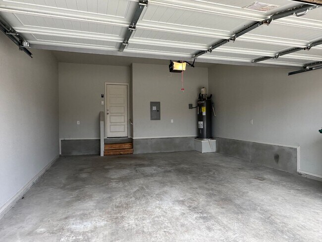 Building Photo - Luxury Townhome