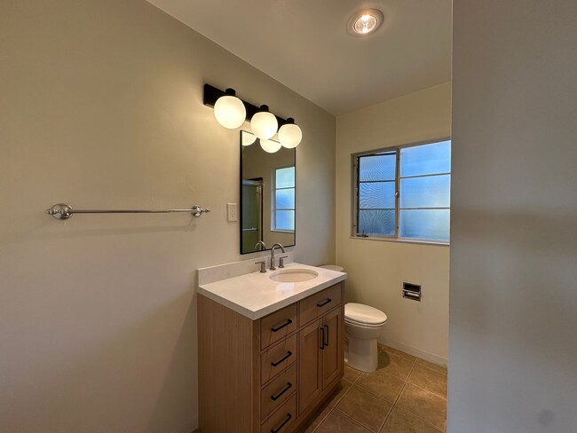 Building Photo - Riviera 1 Bdrm with City Views!