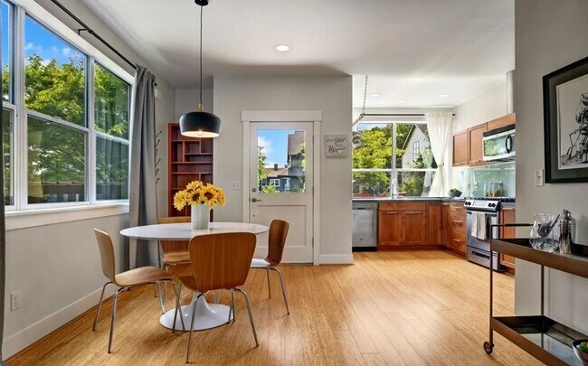 Building Photo - Bright & Spacious Townhome for Rent in a Charming, Tree-Lined Neighborhood