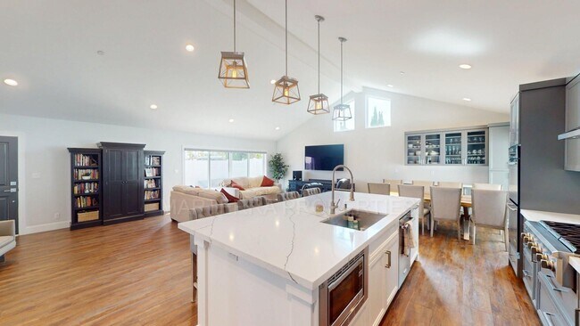 Building Photo - Beautiful home In Eastside Costa Mesa