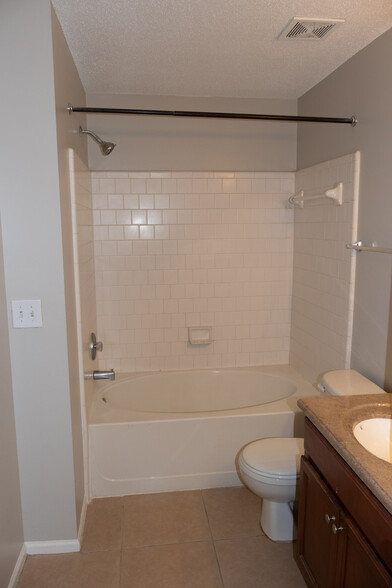 Master Bath - 13300 Morris Rd