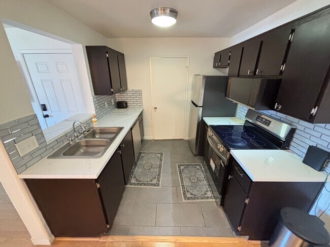 Building Photo - Gorgeous 1Bed/1Bath Fully Furnished 1st Floor Condo located in NW Las Vegas gated Community!