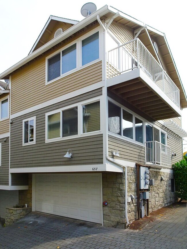 Building Photo - 3Bd/3.5Ba Seattle Townhome