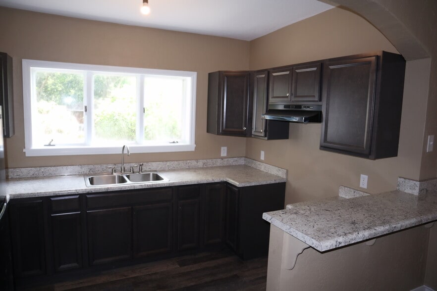 Building Photo - 606 2nd St