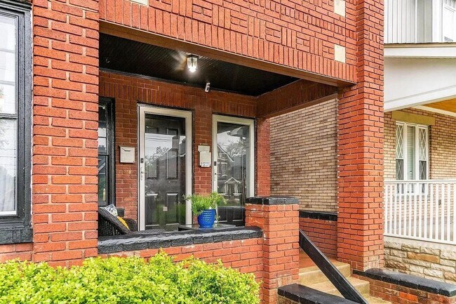 Building Photo - Renovated 2 Bed, 2 Bath Near Nationwide Hospital - Pet Friendly!