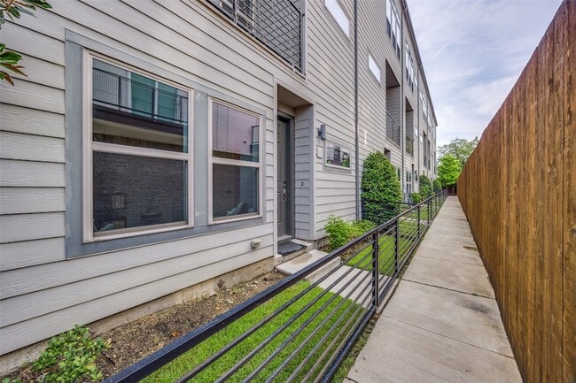 Building Photo - 4222 Roseland Ave