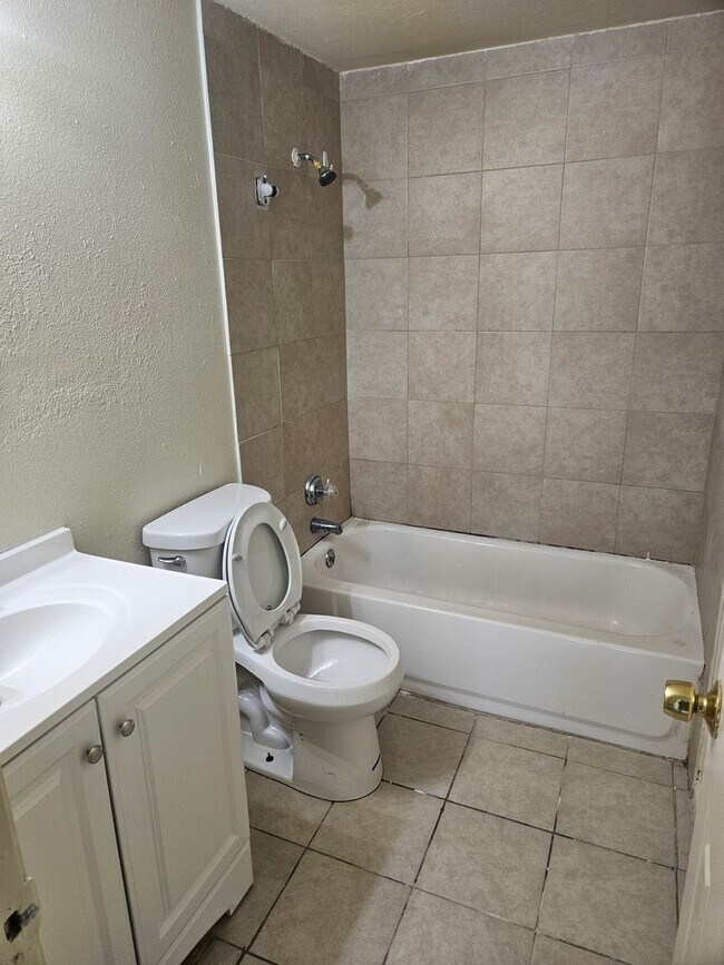 Building Photo - 2/1 DUPLEX