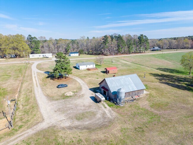 Building Photo - 3 Bedroom/2 Bathroom Equine Farm Home