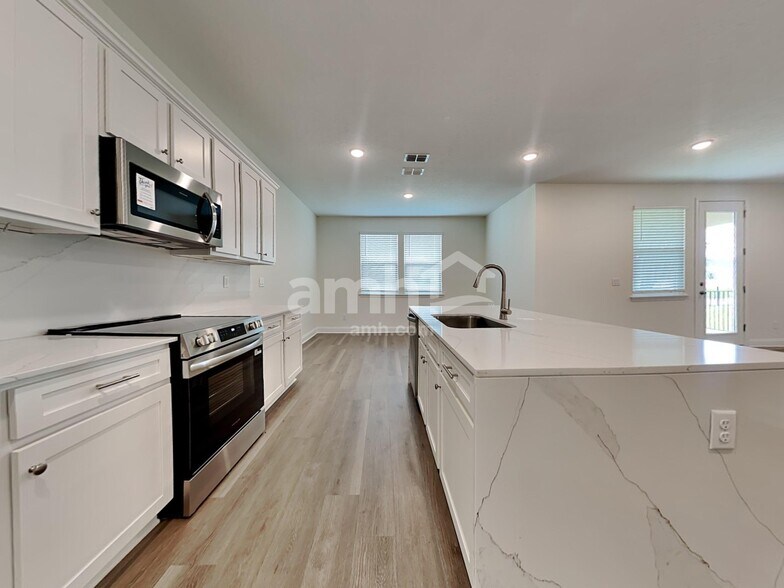 Building Photo - 11632 Hillside Dr
