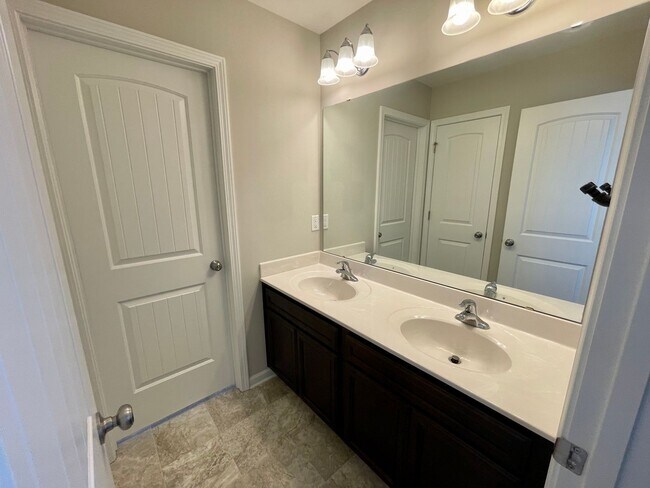 Building Photo - Gorgeous 4 Bed 2.5 Bath Home in GSO