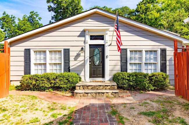 Building Photo - 3912 Crestview Dr