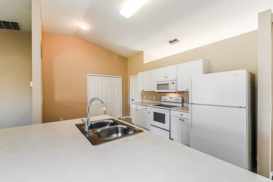 Building Photo - 515 SE 26th Terrace