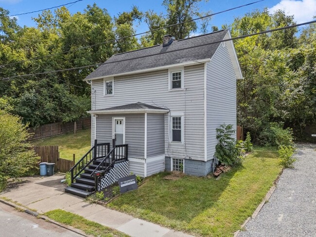 Building Photo - Stunning 2 Bedroom home in Greensburg avai...