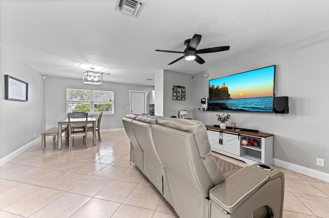 Building Photo - 3581 Kitely Ave