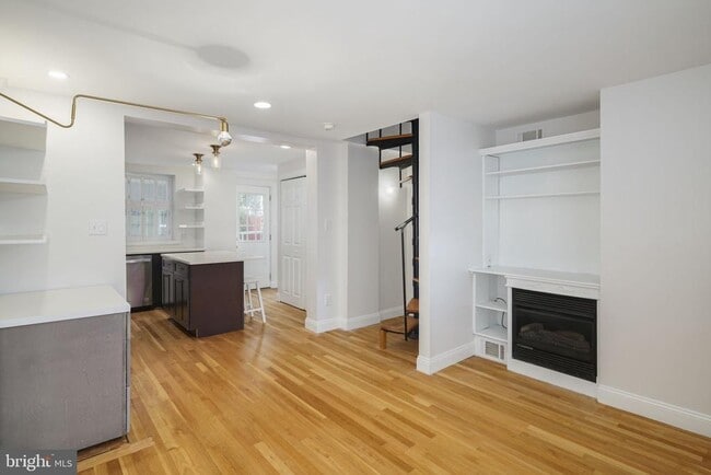 Building Photo - 704 S Darien St