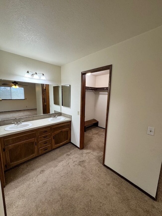 Building Photo - $1000 Move In Special! Available for Move In!