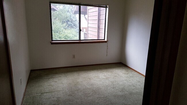 Building Photo - 2 bed 2 bath condo