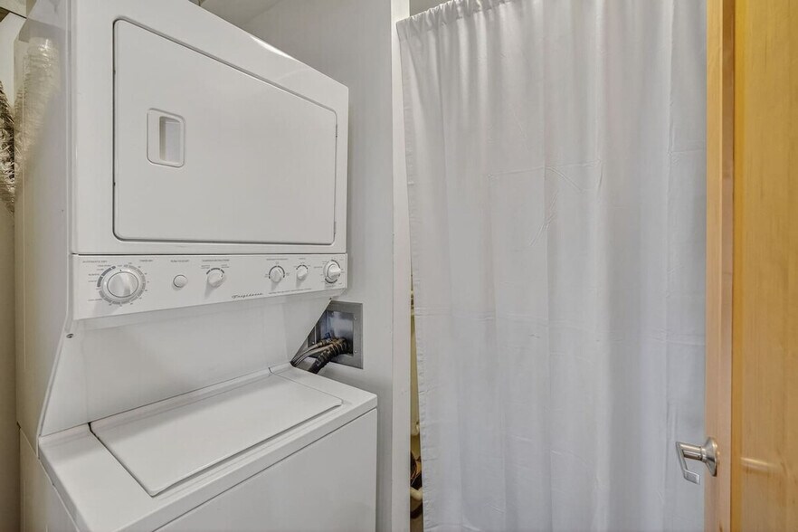 Building Photo - 400 Walnut St