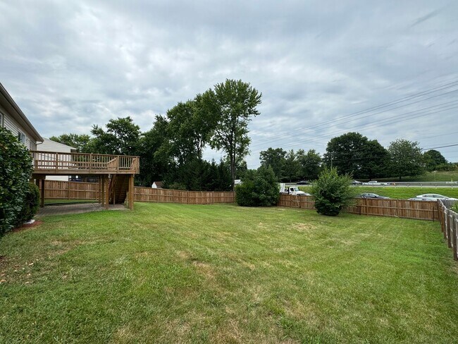 Building Photo - Spacious 5 Bed 3 Bath Home Walking Distanc...