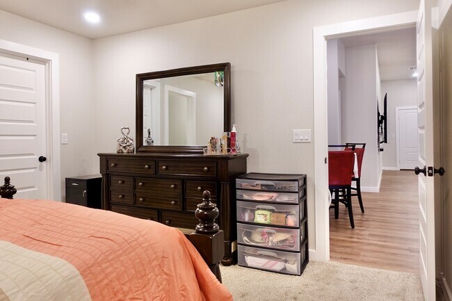 Building Photo - 413 Graze St