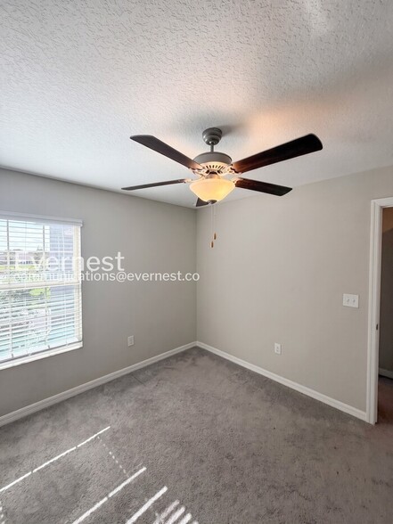 Building Photo - 946 Royal Empress Dr