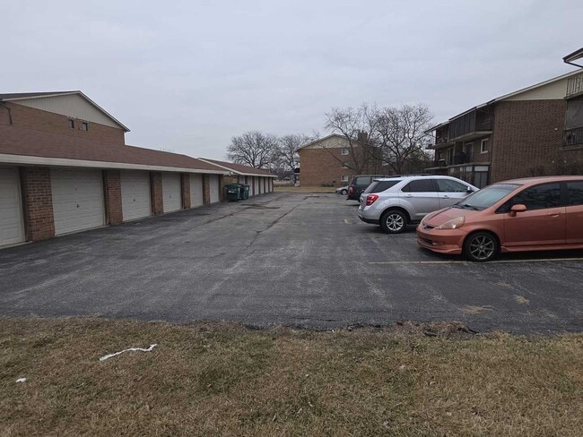 Building Photo - 9950 Treetop Dr