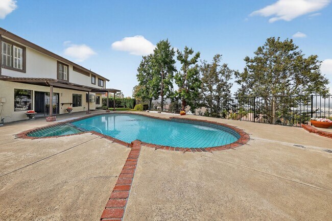 Building Photo - 5BR; 3BA Pool Home with Stunning Views in ...