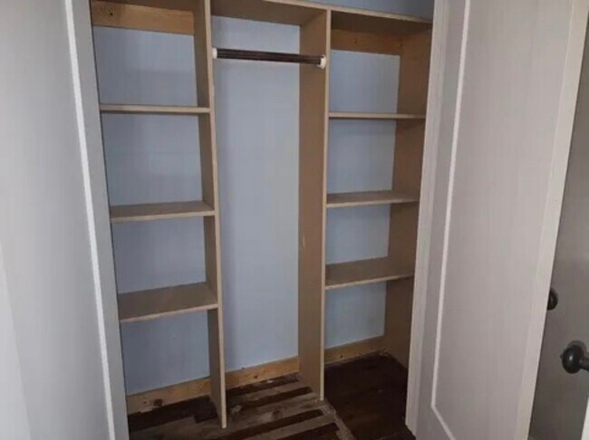 Building Photo - 719 S Market St