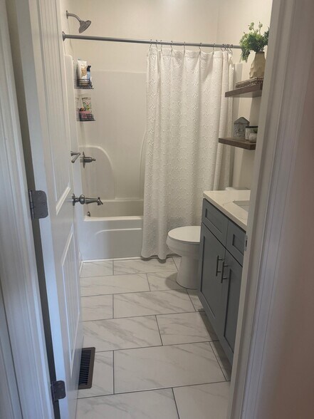 Building Photo - 402 Coahulla Creek Dr