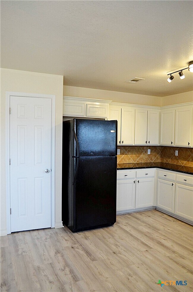 Building Photo - 2105 Merle Dr