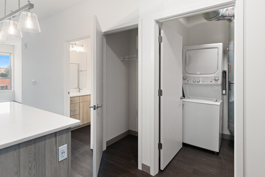 Building Photo - 2420 E Capitol Dr