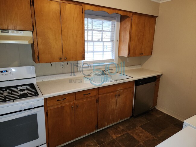 Building Photo - Great Find in Hillcrest! 2BR & 1 BA