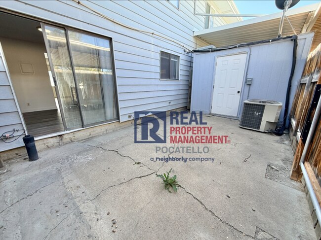 Building Photo - 3 bedroom 1.5 bath townhouse - 2 car carport