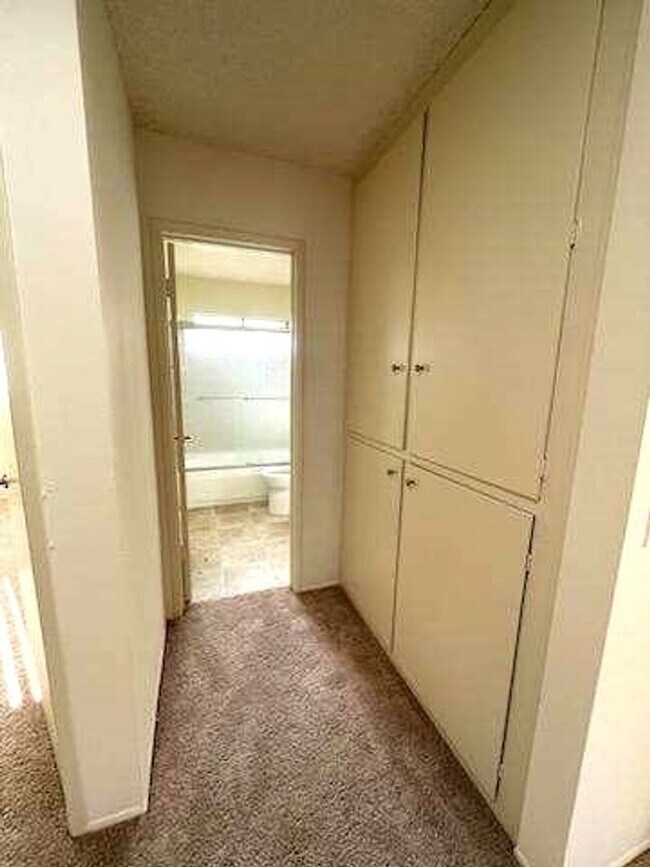 Building Photo - Memorial Apartments- Spacious  Clean 2 Bed...