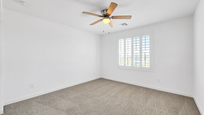 Building Photo - Newly built home with loads of space and S...