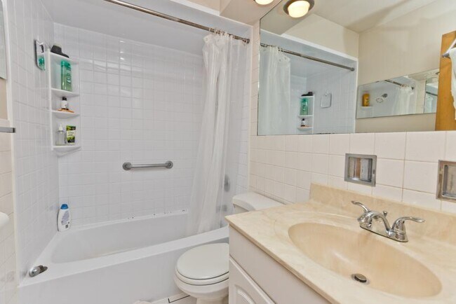 Building Photo - 1 bedroom in Chicago IL 60657