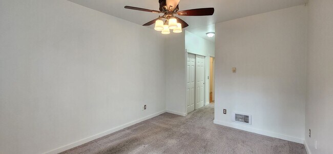 Building Photo - 2 Bed 2 Bath Top Floor Condo South Everett...