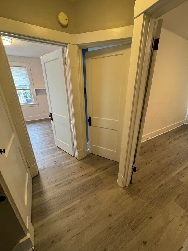 Building Photo - 3 Bedroom 1.5 Bath in Dormont!