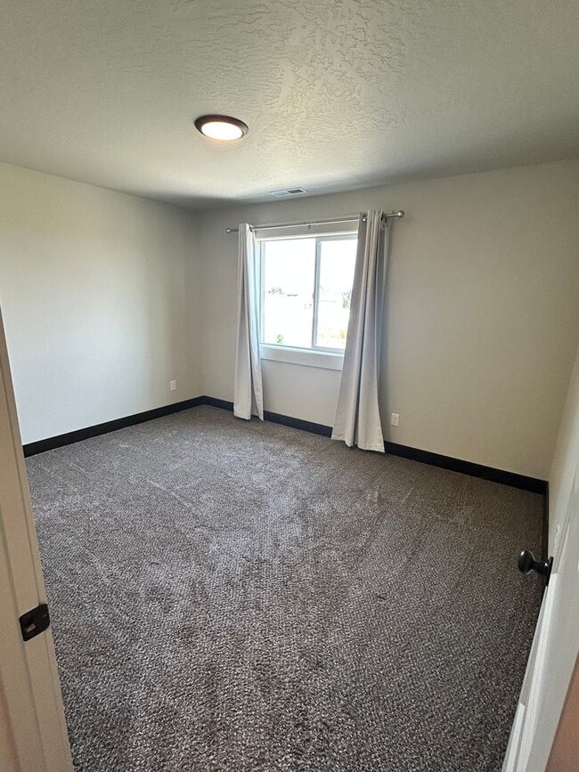 Building Photo - 3 Bed / 2.5 Bath Townhouse with Fenced Yard – Great Kalispell Location!